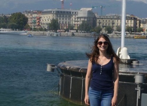 Firouzeh Mitchell, student in the Geneva Academy's Master in Transitional Justice, in front of the Jet d'Eau