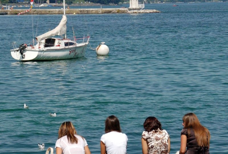 Women standing on the lake, Geneva